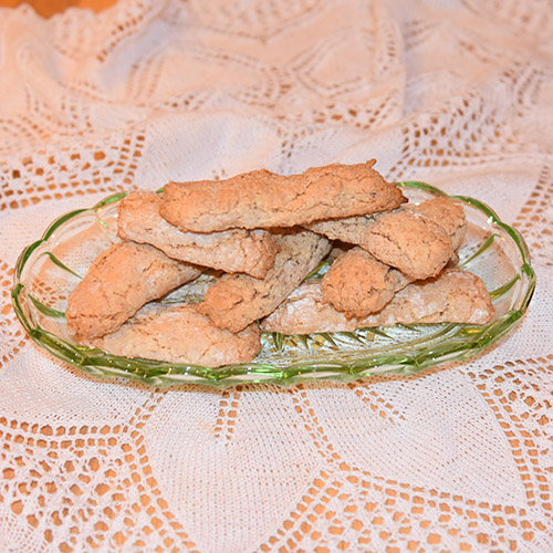 Kransekakeknekk etter oppskrift fra Baker Brun (2018), «Våre beste oppskrifter. 125 år med tradisjonsbakst, s. 102-103» (gjengitt med tillatelse fra Baker Brun) Ingredienser: 500 g Mandler (malte) 500 g melis 4 Eggehviter (store)