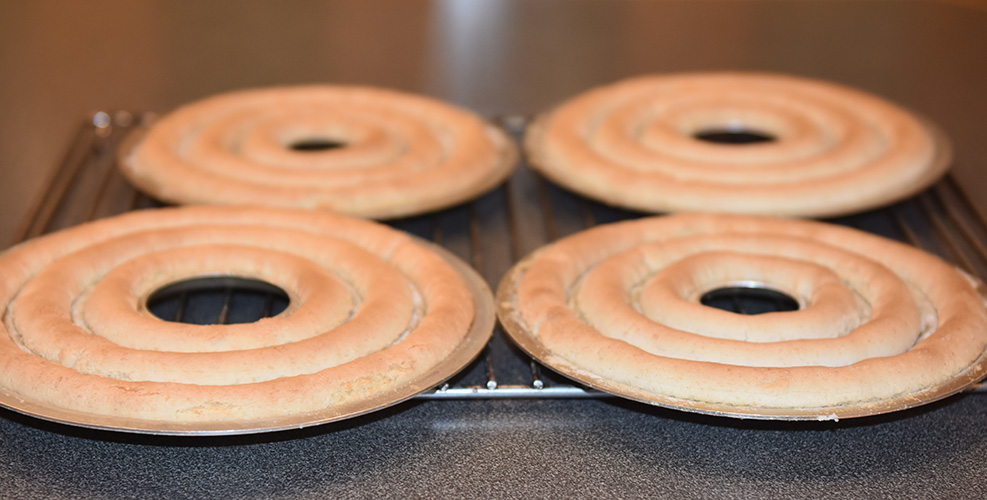 Kransekake / tårnkake etter oppskrift fra Baker Brun (2018), «Våre beste oppskrifter. 125 år med tradisjonsbakst, side 80-81» Ingredienser: 500 g Mandler (malte) 500 g melis 3-4 Eggehviter Melis glasur 180 g Melis 1 Eggehvite 5 dråper Sitronsaft