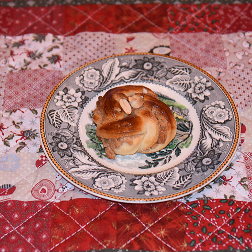 Mandelknuter etter oppskrift fra Baker Brun (2018), «Våre beste oppskrifter. 125 år med tradisjonsbakst, side 48-49» (gjengitt med tillatelse fra Baker Brun) Ingredienser: 5 dl Melk 150g Smør 1 pk Gjær 1 ½ dl Sukker 1 kg Hvetemel Mandelfyll: 200 g Mandler 3 dl Melis 4 ss Eggehviter (lettpiskede) 100 g Smør 1 dl Sukker 1 ss Kanel Topping 1 Egg 1 dl Mandelflak 1 dl Sukker