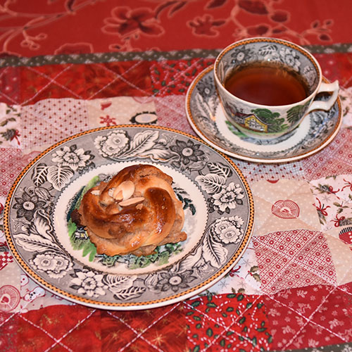 Mandelknuter etter oppskrift fra Baker Brun (2018), «Våre beste oppskrifter. 125 år med tradisjonsbakst, side 48-49» (gjengitt med tillatelse fra Baker Brun) Ingredienser: 5 dl Melk 150g Smør 1 pk Gjær 1 ½ dl Sukker 1 kg Hvetemel Mandelfyll: 200 g Mandler 3 dl Melis 4 ss Eggehviter (lettpiskede) 100 g Smør 1 dl Sukker 1 ss Kanel Topping 1 Egg 1 dl Mandelflak 1 dl Sukker