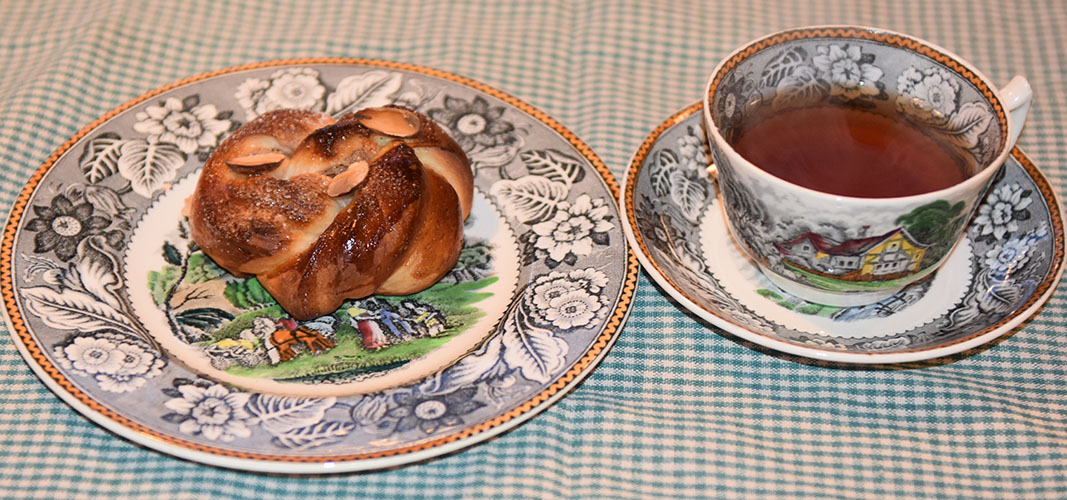 Mandelknuter etter oppskrift fra Baker Brun (2018), «Våre beste oppskrifter. 125 år med tradisjonsbakst, side 48-49» (gjengitt med tillatelse fra Baker Brun)  Ingredienser:  5 dl	Melk 150g	Smør  1 pk	Gjær  1 ½ dl	Sukker  1 kg	Hvetemel   Mandelfyll: 200 g	Mandler 3 dl	Melis 4 ss	Eggehviter (lettpiskede) 100 g	Smør  1 dl	Sukker  1 ss	Kanel   Topping 1	Egg 1 dl	Mandelflak 1 dl	Sukker