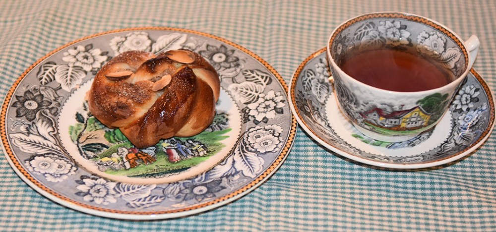 Mandelknuter etter oppskrift fra Baker Brun (2018), «Våre beste oppskrifter. 125 år med tradisjonsbakst, side 48-49» (gjengitt med tillatelse fra Baker Brun) Ingredienser: 5 dl Melk 150g Smør 1 pk Gjær 1 ½ dl Sukker 1 kg Hvetemel Mandelfyll: 200 g Mandler 3 dl Melis 4 ss Eggehviter (lettpiskede) 100 g Smør 1 dl Sukker 1 ss Kanel Topping 1 Egg 1 dl Mandelflak 1 dl Sukker