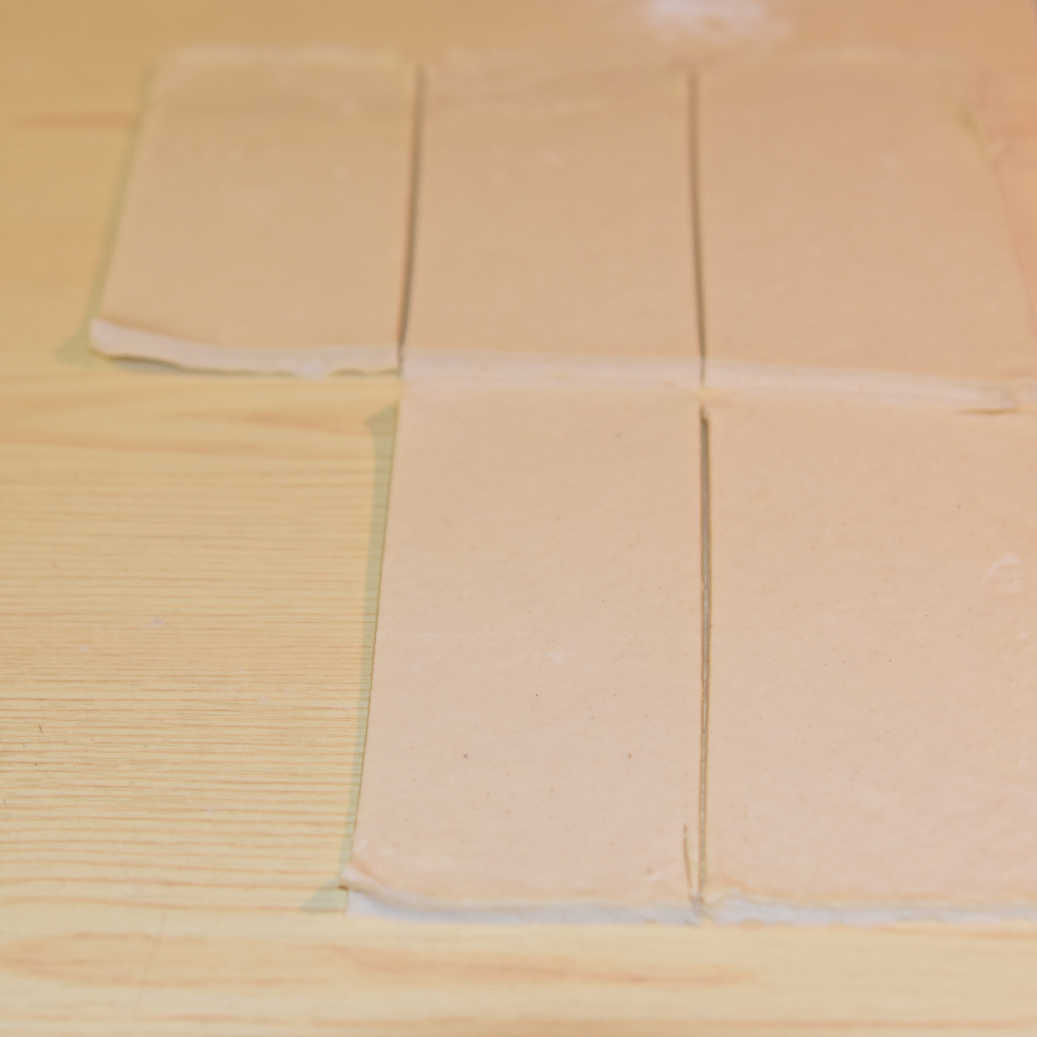 Napoleonskake etter oppskrift fra Baker Brun (2018), «Våre beste oppskrifter. 125 år med tradisjonsbakst, side 74-75» Ingredienser: 4 Butterdeiegsplater 1 ss Hvetemel Krem: 2 Gelatinplater 2 ts Vaniljesukker 3 dl Melk 75 g Sukker 20 g Maisenna 4 dl kremfløte Melisglasur: 200 g Melis 3 ss Vann