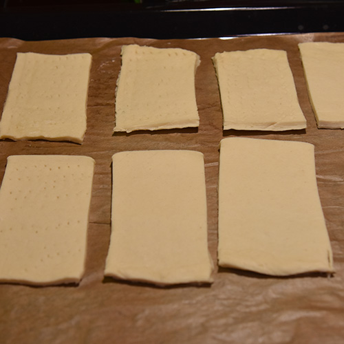 Napoleonskake etter oppskrift fra Baker Brun (2018), «Våre beste oppskrifter. 125 år med tradisjonsbakst, side 74-75» Ingredienser: 4 Butterdeiegsplater 1 ss Hvetemel Krem: 2 Gelatinplater 2 ts Vaniljesukker 3 dl Melk 75 g Sukker 20 g Maisenna 4 dl kremfløte Melisglasur: 200 g Melis 3 ss Vann