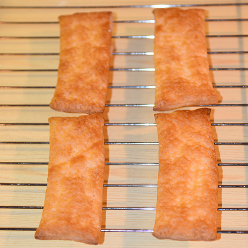 Napoleonskake etter oppskrift fra Baker Brun (2018), «Våre beste oppskrifter. 125 år med tradisjonsbakst, side 74-75» Ingredienser: 4 Butterdeiegsplater 1 ss Hvetemel Krem: 2 Gelatinplater 2 ts Vaniljesukker 3 dl Melk 75 g Sukker 20 g Maisenna 4 dl kremfløte Melisglasur: 200 g Melis 3 ss Vann