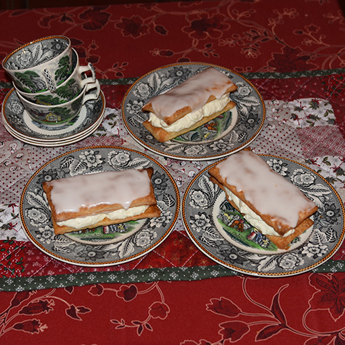 Napoleonskake etter oppskrift fra Baker Brun (2018), «Våre beste oppskrifter. 125 år med tradisjonsbakst, side 74-75» Ingredienser: 4 Butterdeiegsplater 1 ss Hvetemel Krem: 2 Gelatinplater 2 ts Vaniljesukker 3 dl Melk 75 g Sukker 20 g Maisenna 4 dl kremfløte Melisglasur: 200 g Melis 3 ss Vann