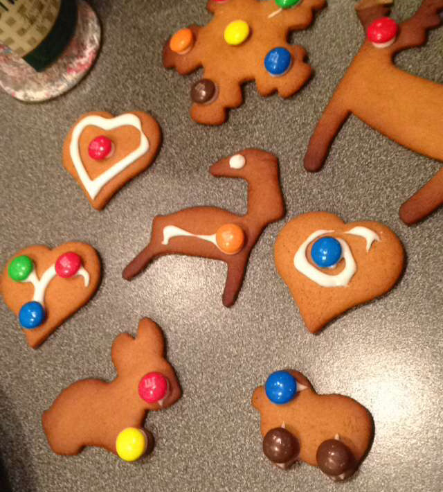 Pepperkaker (ingefærkaker) Ingredienser: 250 g Sukker 2 dl Sirup (lys) 1 ss Kanel ½ ss Ingefær (malt) ¼ ss Nellik 250 g Margarin (kaldt) 1 ss Natron 2 Egg 650-800 g Hvetemel