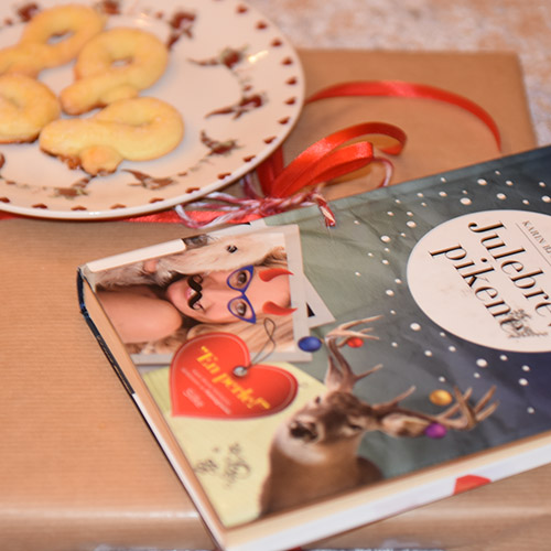 Persen, Karin Bjørset (2012) «Julebrevpikene», Silkeforlag og Berlinerkranser etter oppskrift fra Baker Brun Ingredienser: 2 Eggeplommer (Hardkokte) 2 Eggeplommer (rå) 100 g Sukker 250 g Smør 300 g Hvetemel Eggehvite og sukker