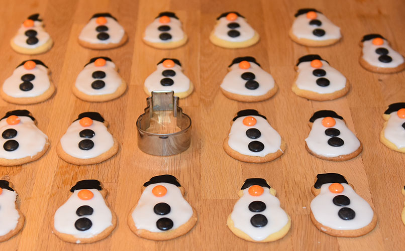 Snømennkjeks, kjeksene er bakt med samme oppskrift som Glasurpletter i Baker Brun (2018) "Våre beste oppskrifter. 125 år med tradisjonsbakst". (Side 66-67). (gjengitt med tillatelse fra Baker Brun) Ingredienser 800 g Hvetemel 400 g Smør 400 g Melis 4 Egg 4 ts Vaniljesukker 4 ts Bakepulver Melis, konditorfarge, nonstop, og skittels