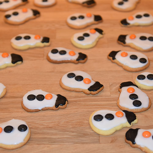 Snømennkjeks, kjeksene er bakt med samme oppskrift som Glasurpletter i Baker Brun (2018) "Våre beste oppskrifter. 125 år med tradisjonsbakst". (Side 66-67). (gjengitt med tillatelse fra Baker Brun) Ingredienser 800 g Hvetemel 400 g Smør 400 g Melis 4 Egg 4 ts Vaniljesukker 4 ts Bakepulver Melis, konditorfarge, nonstop, og skittels