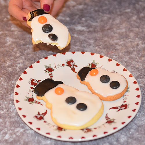 Snømennkjeks, kjeksene er bakt med samme oppskrift som Glasurpletter i Baker Brun (2018) "Våre beste oppskrifter. 125 år med tradisjonsbakst". (Side 66-67). (gjengitt med tillatelse fra Baker Brun) Ingredienser 800 g Hvetemel 400 g Smør 400 g Melis 4 Egg 4 ts Vaniljesukker 4 ts Bakepulver Melis, konditorfarge, nonstop, og skittels