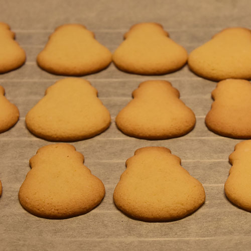 Snømennkjeks, kjeksene er bakt med samme oppskrift som Glasurpletter i Baker Brun (2018) "Våre beste oppskrifter. 125 år med tradisjonsbakst". (Side 66-67). (gjengitt med tillatelse fra Baker Brun) Ingredienser 800 g Hvetemel 400 g Smør 400 g Melis 4 Egg 4 ts Vaniljesukker 4 ts Bakepulver Melis, konditorfarge, nonstop, og skittels