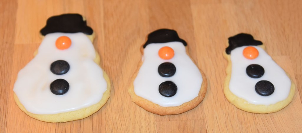 Snømennkjeks, kjeksene er bakt med samme oppskrift som Glasurpletter i Baker Brun (2018) "Våre beste oppskrifter. 125 år med tradisjonsbakst". (Side 66-67). (gjengitt med tillatelse fra Baker Brun) Ingredienser 800 g Hvetemel 400 g Smør 400 g Melis 4 Egg 4 ts Vaniljesukker 4 ts Bakepulver Melis, konditorfarge, nonstop, og skittels