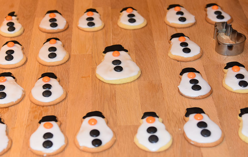 Snømennkjeks, kjeksene er bakt med samme oppskrift som Glasurpletter i Baker Brun (2018) "Våre beste oppskrifter. 125 år med tradisjonsbakst". (Side 66-67). (gjengitt med tillatelse fra Baker Brun) Ingredienser 800 g Hvetemel 400 g Smør 400 g Melis 4 Egg 4 ts Vaniljesukker 4 ts Bakepulver Melis, konditorfarge, nonstop, og skittels