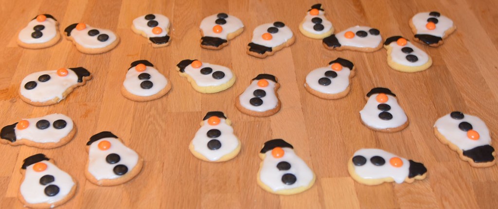 Snømennkjeks, kjeksene er bakt med samme oppskrift som Glasurpletter i Baker Brun (2018) "Våre beste oppskrifter. 125 år med tradisjonsbakst". (Side 66-67). (gjengitt med tillatelse fra Baker Brun) Ingredienser 800 g Hvetemel 400 g Smør 400 g Melis 4 Egg 4 ts Vaniljesukker 4 ts Bakepulver Melis, konditorfarge, nonstop, og skittels