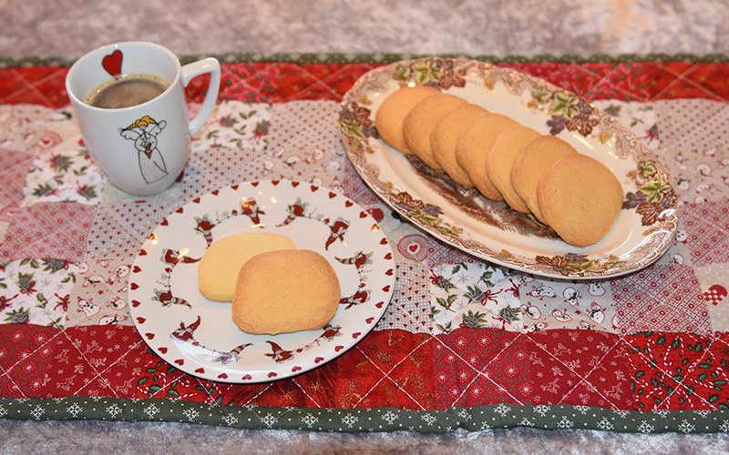 Tyske skiver etter oppskrift fra Baker Brun (2018), «Våre beste oppskrifter. 125 år med tradisjonsbakst, s. 101» (gjengitt med tillatelse fra Baker Brun) Ingredienser: 250 g Smør 225 g Sukker 1 Egg 425 g Hvetemel 125 g Potetmel 1 ts Bakepulver 1 ts Vaniljesukker