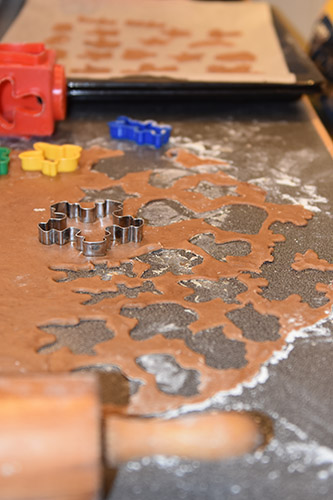 Pepperkaker (ingefærkaker) Ingredienser: 250 g Sukker 2 dl Sirup (lys) 1 ss Kanel ½ ss Ingefær (malt) ¼ ss Nellik 250 g Margarin (kaldt) 1 ss Natron 2 Egg 650-800 g Hvetemel