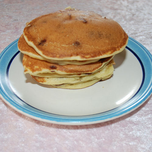 Amerikanske pannekaker med sjokoladebiter  Ingredienser:   50 g	Smør 2½ dl	Melk 2	Egg 3 dl 	Hvetemel 2 ts	Bakepulver ½ ts	Salt 1 ss	Sukker 100 g	sjokoladebiter