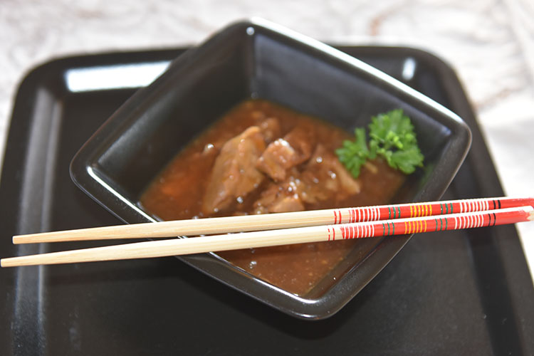 Appelsinsaus til stekt and Ingredienser: 4 dl Vann 1 Appelsin (saft og skall) 1 dl Limesaft (presset) 1 dl Eddik (eplesider 7%) 3 ss Soyasaus ½ ts Ingefær (malt eller fersk, finhakket) 1 Sjalottløk ¼ Chili (finhakket) 3 ss Maisenna 2 ss Vann