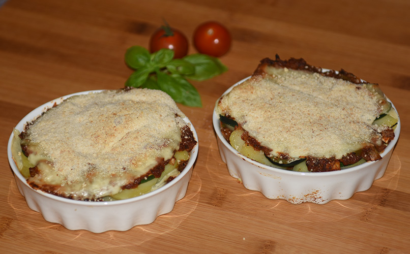 Squash – og tomatpai  Ingredienser:  4 	Poteter  1	Squash  1	Løk  1 	Paprika (grønn) ¼ 	Purre (ca. 50 g) 1 fedd	Hvitløk 1 ts	Spisskumen 1 ts	Paprikapuver  2 ss	Basilikum (hakket) 1 ts	Persile (hakket) 1 bx	Tomater (hermetiske) 1 	Mozzarella 	Salt og pepper 60 g	Strøbrød 2 ss	Parmesan 4	Terteformer (små, med løs bunn) Eller noe annet å steke dem i