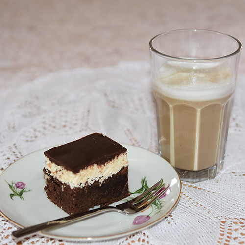 Brownies med kokos- og sjokoladetopping Ingredienser: 160 g Hvetemel 5 ss Kakao 225 g Smør 2 ts Kaffepulver 120 g Brunsukker 200 g Sukker (hvitt) 5 Egg 2 ts Vaniljesukker Kokostopping: 180 g Kondensertmelk (søt) 1 ts Vaniljesukker ¼ ts Salt 400 g Kokos 220 g Melis Sjokoladetopping: 220 g Sjokolade (mørk) 1 ts Sirup (hvit) eller glukose 115 g Smør