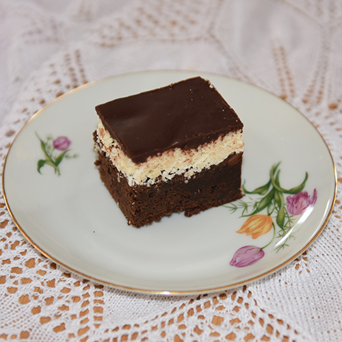 Brownies med kokos- og sjokoladetopping Ingredienser: 160 g Hvetemel 5 ss Kakao 225 g Smør 2 ts Kaffepulver 120 g Brunsukker 200 g Sukker (hvitt) 5 Egg 2 ts Vaniljesukker Kokostopping: 180 g Kondensertmelk (søt) 1 ts Vaniljesukker ¼ ts Salt 400 g Kokos 220 g Melis Sjokoladetopping: 220 g Sjokolade (mørk) 1 ts Sirup (hvit) eller glukose 115 g Smør