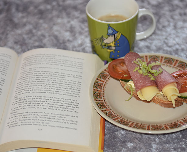 Kjølner, Lene Lauritsen (2015) «Hvorfor spurte de ikke Evensen?», Schibsted og Byggmelsbrød (mormors) Ingredienser: 5 dl Kulturmelk 4 ss Olje (nøytral) 1 pk Gjær 250 g Byggmel 500 g Hvetemel 3 ts Salt