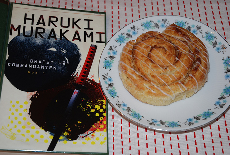 Murakami, Haruki (2019) «Drapet på kommandanten» Pax forlag og Bestemors Winerbrød etter oppskrift fra Baker Brun (2018), «Våre beste oppskrifter. 125 år med tradisjonsbakst Bestemors wienerbrød etter oppskrift fra Baker Brun Ingredienser: 500 g Hvetemel ½ ts Kardemomme 30 g Sukker 3 dl Melk 1 Egg 2 pk Gjær 200 g Smør Sukker og Kanel