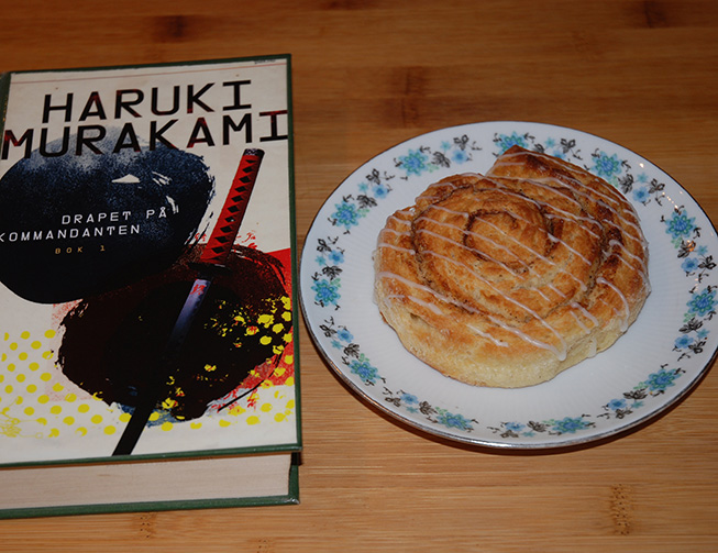 Murakami, Haruki (2019) «Drapet på kommandanten» Pax forlag og Bestemors Winerbrød etter oppskrift fra Baker Brun (2018), «Våre beste oppskrifter. 125 år med tradisjonsbakst Bestemors wienerbrød etter oppskrift fra Baker Brun Ingredienser: 500 g Hvetemel ½ ts Kardemomme 30 g Sukker 3 dl Melk 1 Egg 2 pk Gjær 200 g Smør Sukker og Kanel