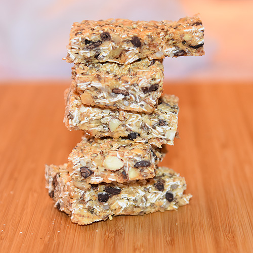 Ingredienser: 50 g Mandler (grov hakket) 50 g Valnøtter (grov hakket) 50 g Kokos 50 g Solsikkekjerner 50 g Linfrø 75 g Sjokolade (mørk, 70%) 150 g Havregryn 1 bx Kondensert melk (ca. 400 g)