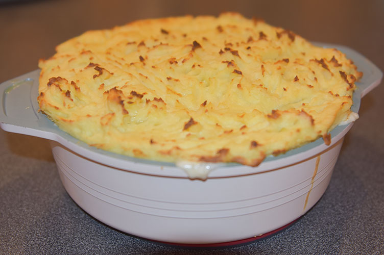 Fiskepai   Ingredienser:  Potetmosen:  1 ½ kg	Poteter (i biter) 2 ss	Smør 2 dl	Crème fraîche 1 – 2 dl	Melk (varm) 	Salt og pepper   Fyllet: 7 ½ dl	Melk 3	•	Nellikspiker 1	•	Lauvbærblad 600 g	•	Seifillet 6 ss	•	Smør 1	•	Løk (finhakket) 1/2	•	Purre (skivet) 4 ss	•	Hvetemel 1 ss	•	Persille (finhakket) 1	•	Sitron (skall- finraspet) 50 g	•	Erter (valgfritt) 100 g	•	Reker (valgfritt) 	•	Salt og pepper