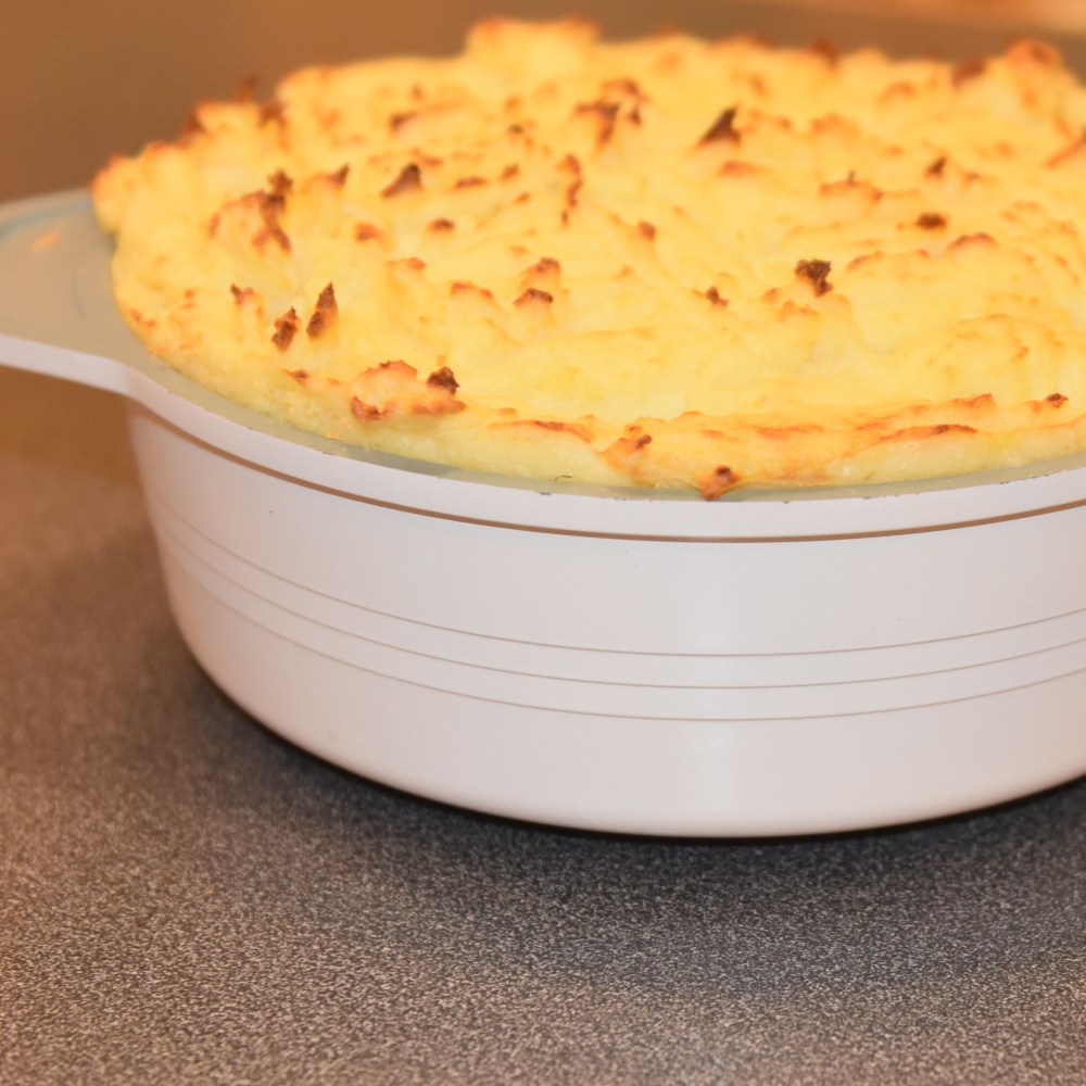 Fiskepai Ingredienser: Potetmosen: 1 ½ kg Poteter (i biter) 2 ss Smør 2 dl Crème fraîche 1 – 2 dl Melk (varm) Salt og pepper Fyllet: 7 ½ dl Melk 3 • Nellikspiker 1 • Lauvbærblad 600 g • Seifillet 6 ss • Smør 1 • Løk (finhakket) 1/2 • Purre (skivet) 4 ss • Hvetemel 1 ss • Persille (finhakket) 1 • Sitron (skall- finraspet) 50 g • Erter (valgfritt) 100 g • Reker (valgfritt) • Salt og pepper