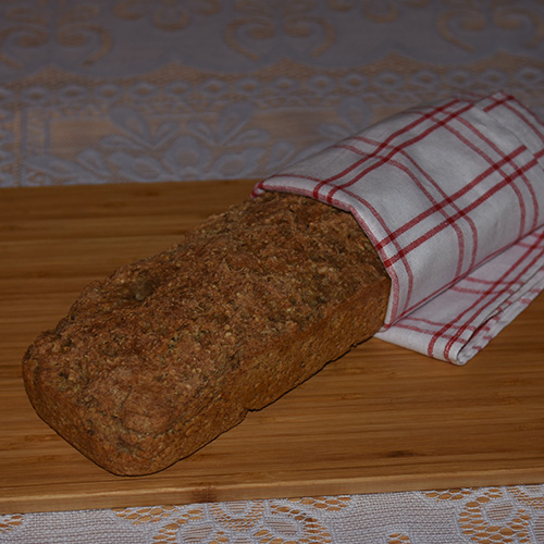 Hverdagsbrød – brød til matpakken Ingredienser: 1 pk Gjær 8 dl Vann (finger varmt) 4 ss Olje (oliven eller nøytral) 300 g Sammalt hvete (grov) 300 g Hvetemel 200 g Sammalt Rug (grov) 200 g Havregryn 5 ss Solsikkekjerner 5 ss Sesamfrø 2 ts Salt