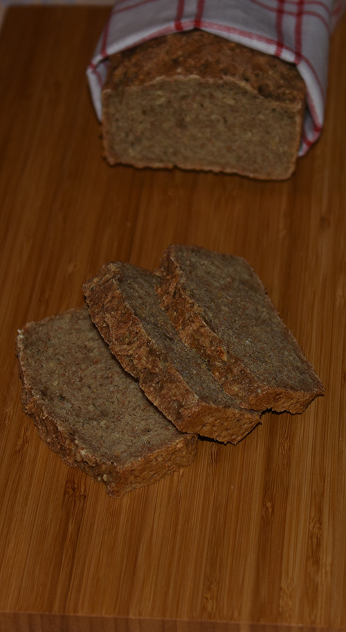 Hverdagsbrød – brød til matpakken Ingredienser: 1 pk Gjær 8 dl Vann (finger varmt) 4 ss Olje (oliven eller nøytral) 300 g Sammalt hvete (grov) 300 g Hvetemel 200 g Sammalt Rug (grov) 200 g Havregryn 5 ss Solsikkekjerner 5 ss Sesamfrø 2 ts Salt