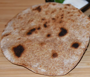 Indisk flatbrød av sammalthvete (Ruti) Ingredienser: 300 g Sammalt hvete (fin) 100 g Hvetemel (spesial) 1 ts Salt 2 ss Olje (nøytral) 2 ½ dl Vann (fingervarmt)