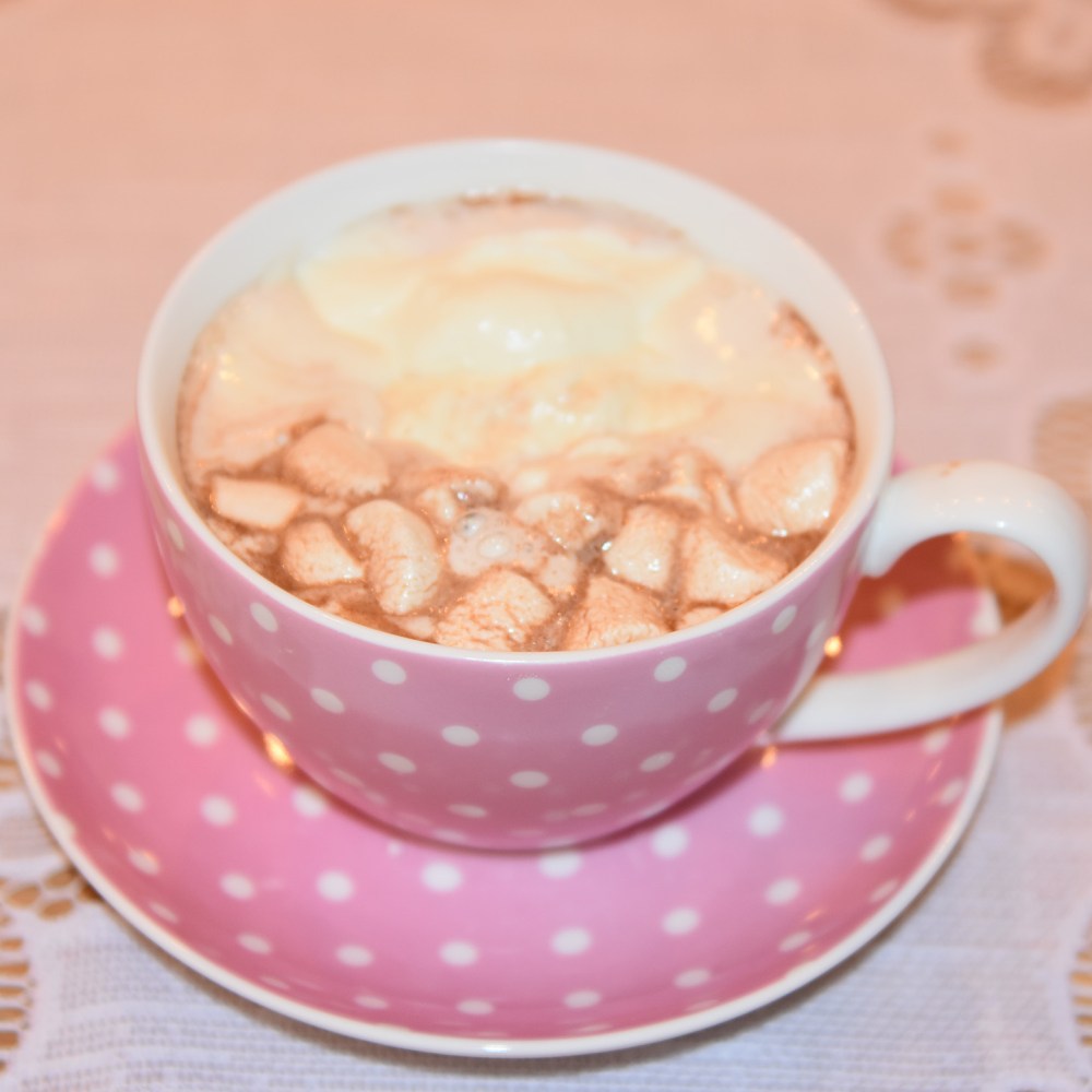 Kakao med krem Ingredienser: ½ dl Vann 1 ss Kakaopulver 2 ss Sukker 5 dl Melk 1 – 2 dl Kremfløte ½ - 1 ts Sukker 4 Marshmallows