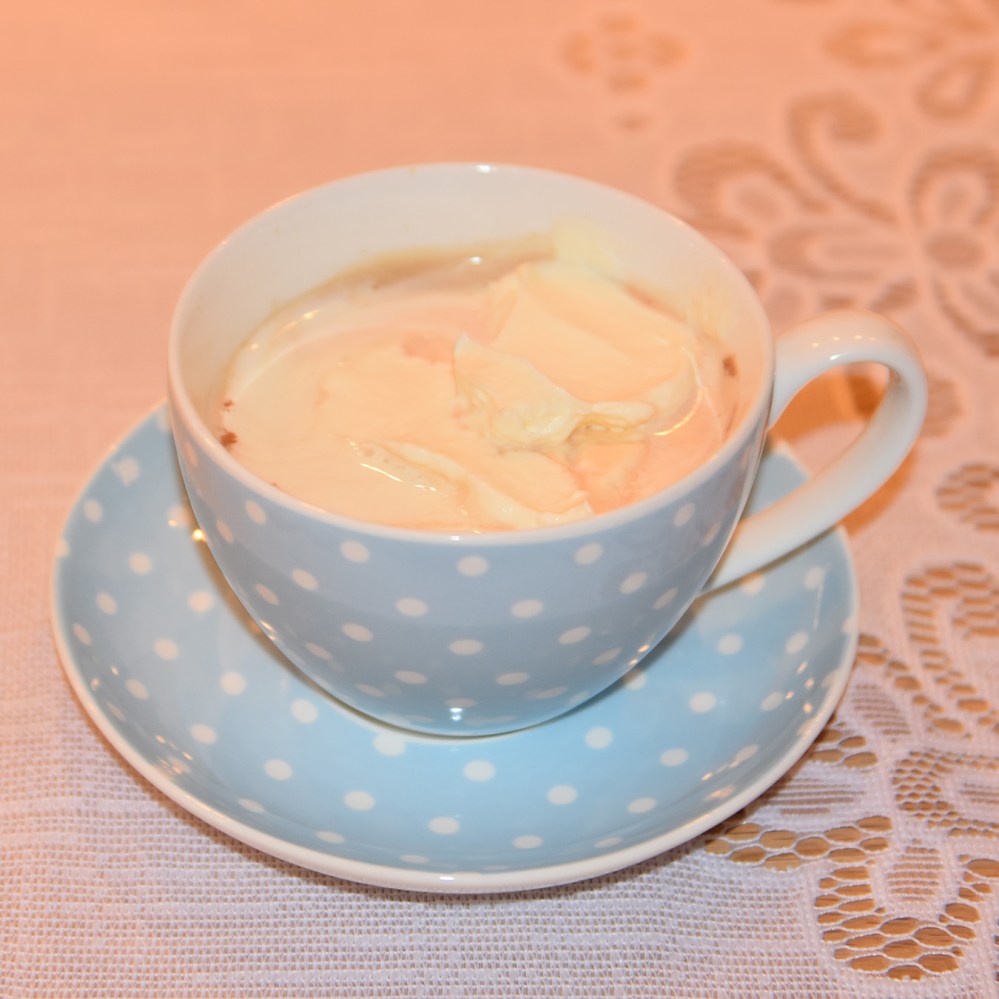 Kakao med krem Ingredienser: ½ dl Vann 1 ss Kakaopulver 2 ss Sukker 5 dl Melk 1 – 2 dl Kremfløte ½ - 1 ts Sukker