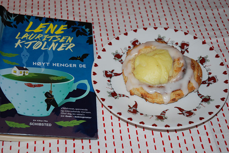 Kjølner, Lena Lauritsen (2014) «Høyt henger de» Vigmostad & Bjørke og Bestemors wienerbrød etter oppskrift fra Baker Brun Ingredienser: 500 g Hvetemel ½ ts Kardemomme 30 g Sukker 3 dl Melk 1 Egg 2 pk Gjær 200 g Smør Sukker og Kanel