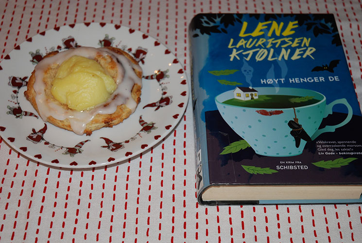 Kjølner, Lena Lauritsen (2014) «Høyt henger de» Vigmostad & Bjørke og Bestemors wienerbrød etter oppskrift fra Baker Brun Ingredienser: 500 g Hvetemel ½ ts Kardemomme 30 g Sukker 3 dl Melk 1 Egg 2 pk Gjær 200 g Smør Sukker og Kanel