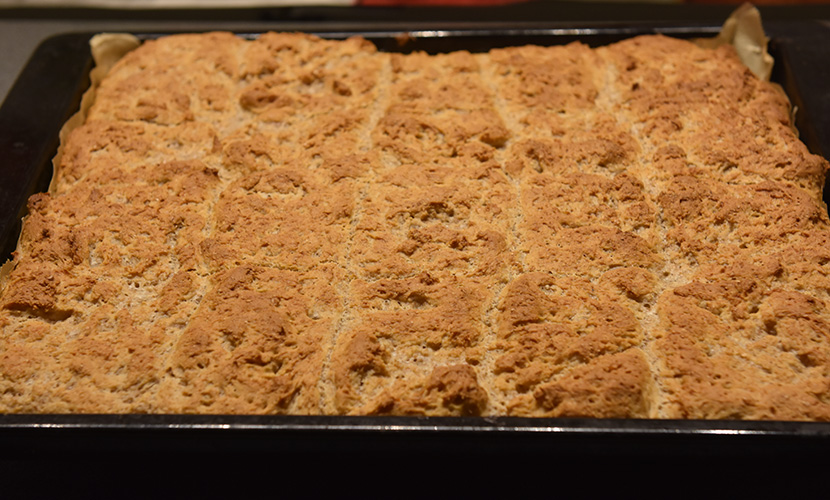 Lettvinte havrebrød laget i langpanne Ingredienser: 1 ½ dl Havregryn (lettkokte) 2 ½ dl Vann (kokende) 5 ½ dl Melk (Lett/skummet) 50 g Smør 1 pk Gjær 1 ts Salt 1 ss Sirup 4 dl Sammalthvete (fin) 4 dl Sammalthvete (grov) 8 dl Hvetemel