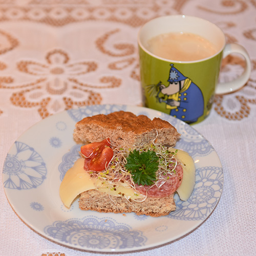 Lettvinte havrebrød laget i langpanne Ingredienser: 1 ½ dl Havregryn (lettkokte) 2 ½ dl Vann (kokende) 5 ½ dl Melk (Lett/skummet) 50 g Smør 1 pk Gjær 1 ts Salt 1 ss Sirup 4 dl Sammalthvete (fin) 4 dl Sammalthvete (grov) 8 dl Hvetemel