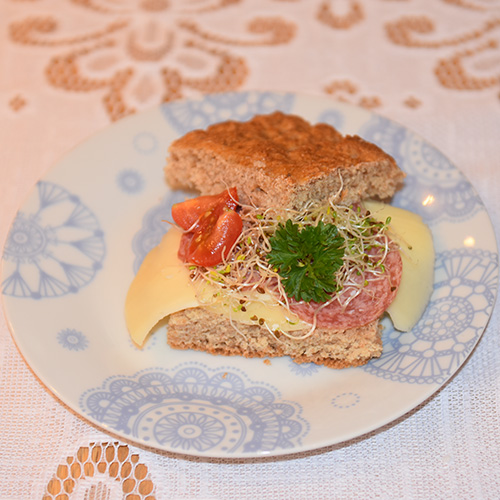 Lettvinte havrebrød laget i langpanne Ingredienser: 1 ½ dl Havregryn (lettkokte) 2 ½ dl Vann (kokende) 5 ½ dl Melk (Lett/skummet) 50 g Smør 1 pk Gjær 1 ts Salt 1 ss Sirup 4 dl Sammalthvete (fin) 4 dl Sammalthvete (grov) 8 dl Hvetemel