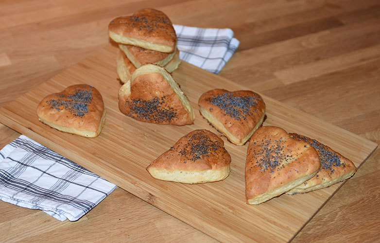 Hjerterundstykker Ingredienser: 25 g Gjær 2 ½ dl Melk 50 g Smør (smeltet) 1 ts Salt 1 ss Sirup 1 dl Havregryn Ca. 6 dl Hvetemel