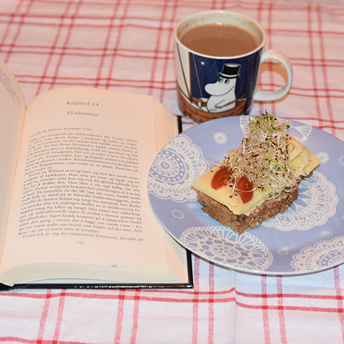 McCune, Elise (2017), «Slottet i regnskogen». Bazar og Hverdagsbrød – brød til matpakken Ingredienser: 1 pk Gjær 8 dl Vann (finger varmt) 4 ss Olje (oliven eller nøytral) 300 g Sammalt hvete (grov) 300 g Hvetemel 200 g Sammalt Rug (grov) 200 g Havregryn 5 ss Solsikkekjerner 5 ss Sesamfrø 2 ts Salt