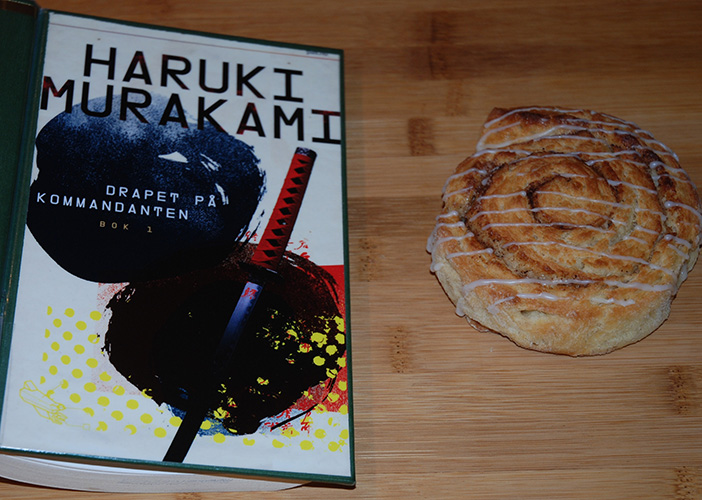 Murakami, Haruki (2019) «Drapet på kommandanten» Pax forlag og Bestemors Winerbrød etter oppskrift fra Baker Brun (2018), «Våre beste oppskrifter. 125 år med tradisjonsbakst Bestemors wienerbrød etter oppskrift fra Baker Brun Ingredienser: 500 g Hvetemel ½ ts Kardemomme 30 g Sukker 3 dl Melk 1 Egg 2 pk Gjær 200 g Smør Sukker og Kanel