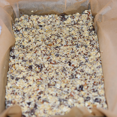 Ingredienser: 50 g Mandler (grov hakket) 50 g Valnøtter (grov hakket) 50 g Kokos 50 g Solsikkekjerner 50 g Linfrø 75 g Sjokolade (mørk, 70%) 150 g Havregryn 1 bx Kondensert melk (ca. 400 g)
https://heidisboble.no/
@heidisboble

