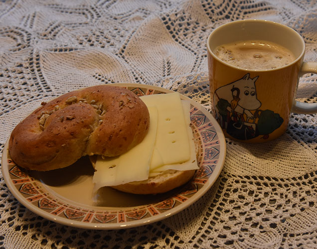 Små ostekringler Ingredienser: ½ pk Gjær 4 dl Vann (fingervarmt) 1 ss Olje (nøytral 2 ts Sukker ½ ts Salt 3 dl Ost (revet, hvit) 1 Egg 4 dl Sammalt hvete (fin) Ca. 6 dl Hvetemel