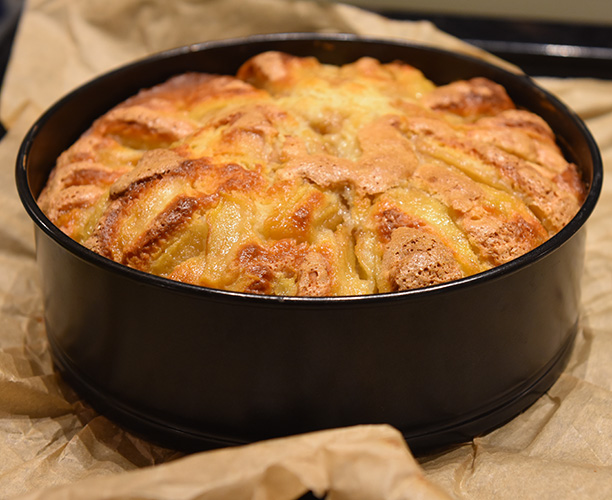 Italiensk pærekake (Torta di pere) Ingredienser: 3 Egg 1 ½ dl Sukker 250 g Ricotta 3 ½ dl Hvetemel ½ dl Maisenna 2 ½ ts Bakepulver 2 ½ ss Olje (oliven) ¼ ts Salt 4 Pærer (faste, men modne)