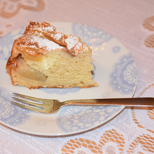 Italiensk pærekake (Torta di pere) Ingredienser: 3 Egg 1 ½ dl Sukker 250 g Ricotta 3 ½ dl Hvetemel ½ dl Maisenna 2 ½ ts Bakepulver 2 ½ ss Olje (oliven) ¼ ts Salt 4 Pærer (faste, men modne)
