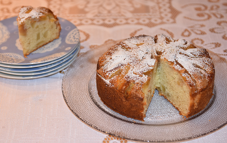 Italiensk pærekake (Torta di pere) Ingredienser: 3 Egg 1 ½ dl Sukker 250 g Ricotta 3 ½ dl Hvetemel ½ dl Maisenna 2 ½ ts Bakepulver 2 ½ ss Olje (oliven) ¼ ts Salt 4 Pærer (faste, men modne)